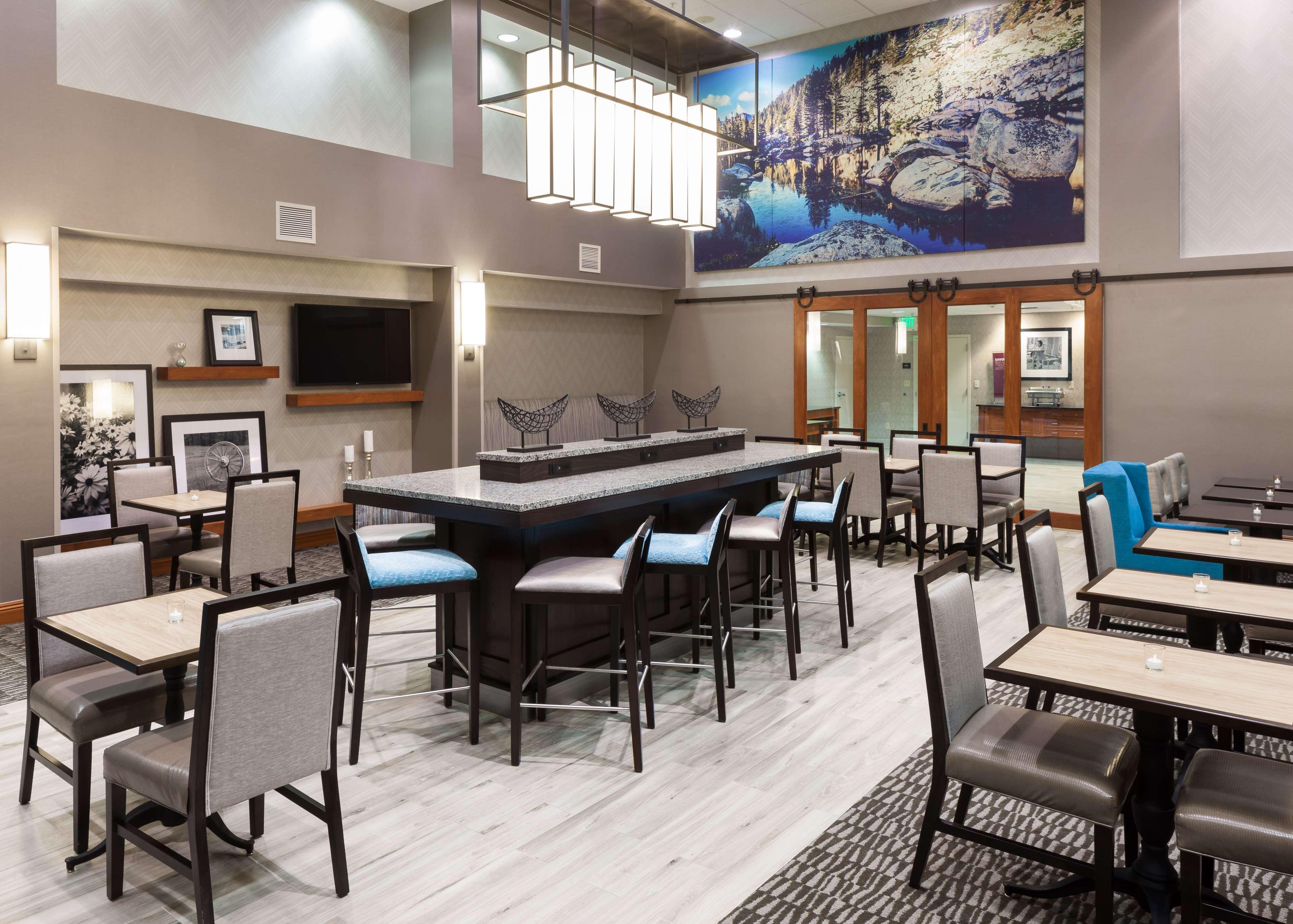 Hampton Inn & Suites Туларе Экстерьер фото