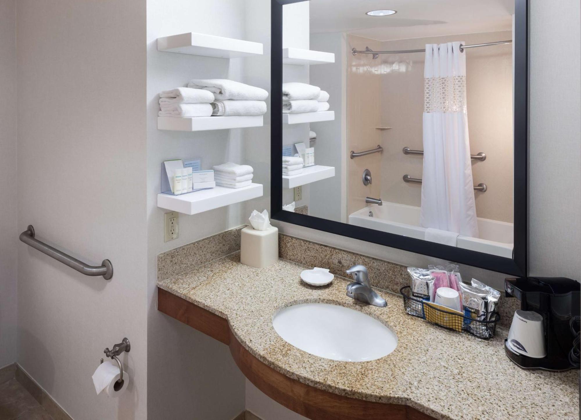 Hampton Inn & Suites Туларе Экстерьер фото