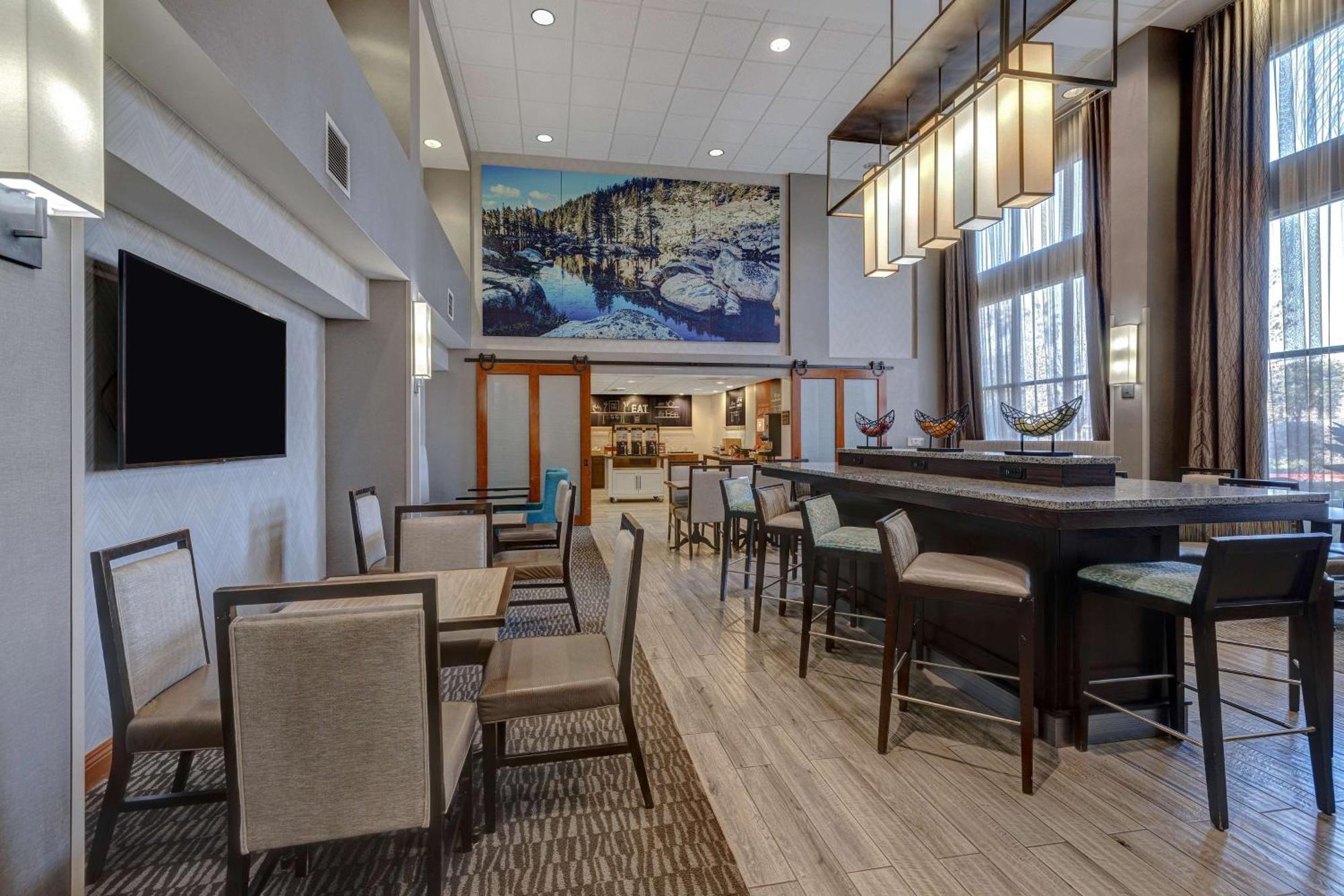 Hampton Inn & Suites Туларе Экстерьер фото
